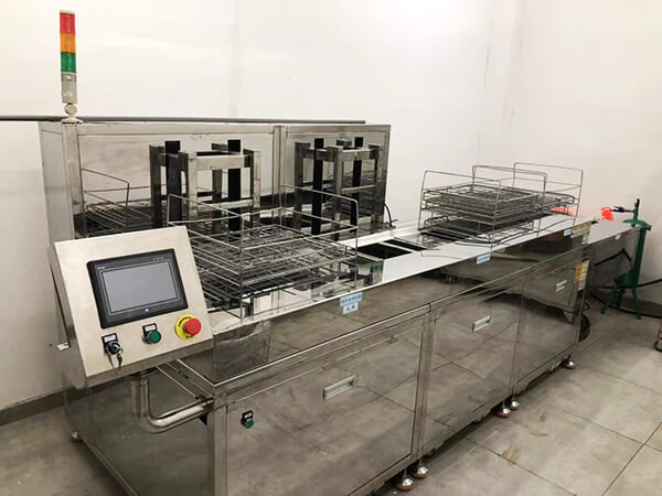 超聲波清洗機(jī)相比其它多種的清洗方式，超聲波清洗機(jī)顯示出了巨大的優(yōu)越性。超聲波清洗機(jī)尤其在專業(yè)化、集團(tuán)化的生產(chǎn)企業(yè)中，已逐漸用超聲波清洗機(jī)取代了傳統(tǒng)浸洗、刷洗、壓力沖洗、振動(dòng)清洗和蒸汽清洗等工藝方法。超聲波清洗機(jī)的高效率和高清潔度，得益于其聲